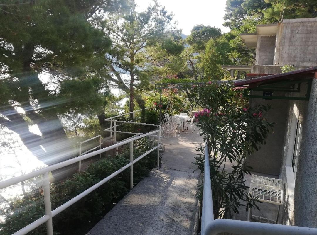 Apartmani Mares - 20 M From The Beach Брела Экстерьер фото