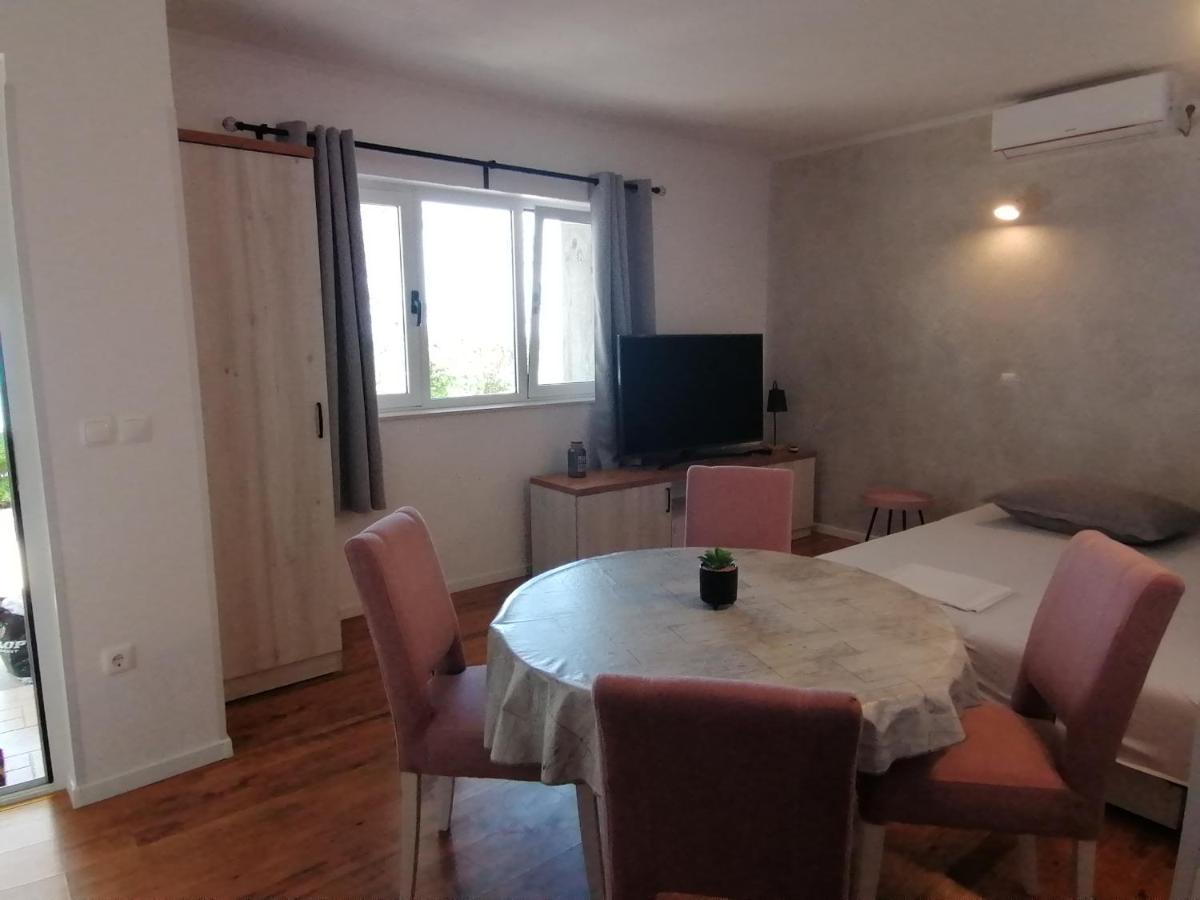 Apartmani Mares - 20 M From The Beach Брела Номер фото