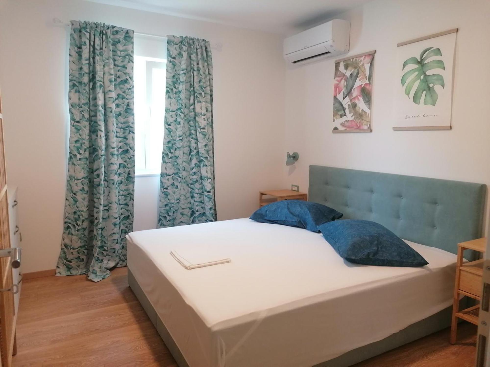 Apartmani Mares - 20 M From The Beach Брела Экстерьер фото